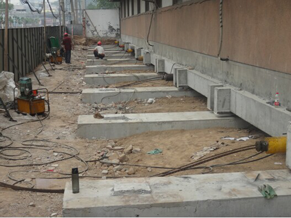 我院設(shè)計(jì)、施工的濟(jì)南工程職業(yè)技術(shù)學(xué)院3#樓整體平移工程順利完工