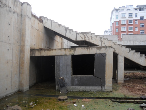 （2011年）平邑明德花園超市（地下），因地下水位變化導(dǎo)致框架梁、柱開裂